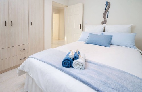 Jeffreys Bay Apartment | Main Beach Penthouse in central Jeffreys Bay overlooking Dolphin Beach.