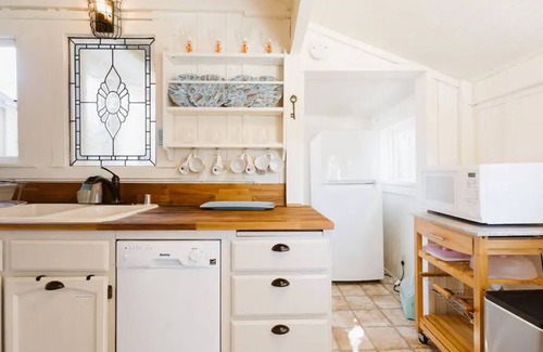 Pacific Grove House | Main Cottage + Carriage House in a Courtyard * Fire Pit * Dog-OK*