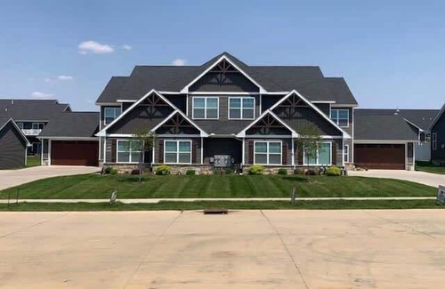 Bettendorf Apartment | Main Floor charming 2 Bedroom Condo with King master suite in Bettendorf
