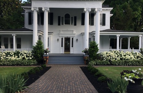 Walhalla House | Main Floor Elegant Suite