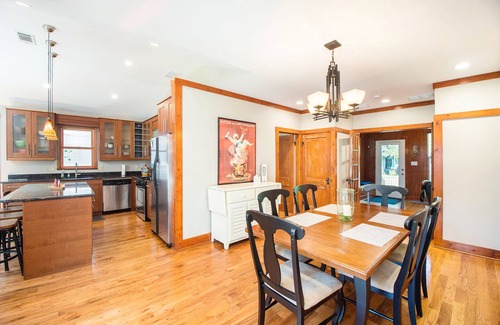 Union Pier Cottage | Main Home & Cozy Guest House w/Two Full Kitchens & Free WiFi - Walk to Beach