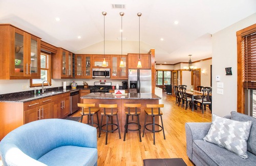 Union Pier Cottage | Main Home & Cozy Guest House w/Two Full Kitchens & Free WiFi - Walk to Beach