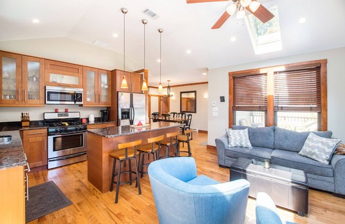 Union Pier Cottage | Main Home & Cozy Guest House w/Two Full Kitchens & Free WiFi - Walk to Beach