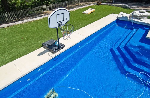 Dallas House | Main House at Uncommon Grounds Dallas! Pickleball, Pool, Basketball + Parking!