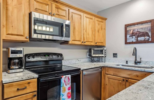 Historic District Condo | Main St Condo with Fireplace & Mountain Views