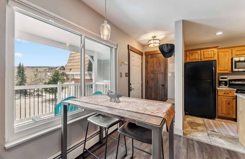 Historic District Condo | Main St Condo with Fireplace & Mountain Views