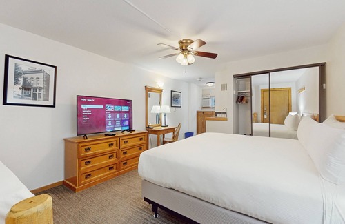 West End Cabin | Main St. studio - pool & hot tub - walk to lifts, dog-friendly, ground-floor