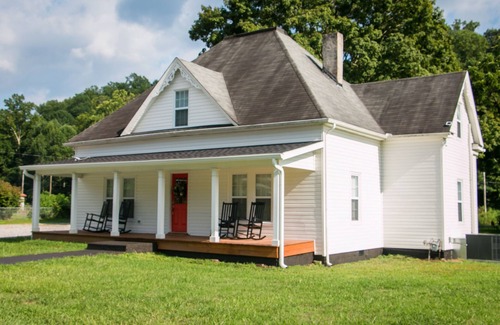Elgin House | Main Street Farmhouse close to Windrock