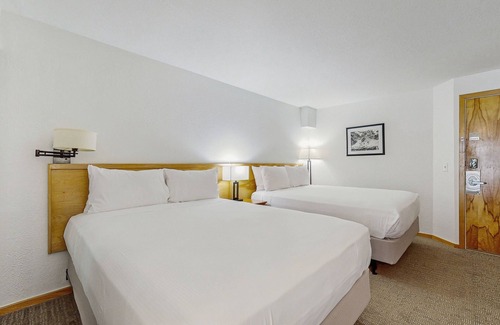 West End Cabin | Main Street studio - pool & hot tub - walk to lifts, dog-friendly, second floor