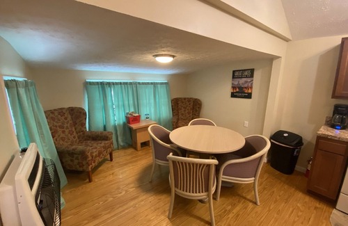 Geneva-on-the-Lake Cottage | Main Strip Location | Pet Friendly | Wi-Fi & Cable | A/C | Steps from Winery