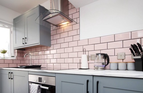 Cathays House | Maindy House - Entire House short walk to Cardiff City Centre + parking