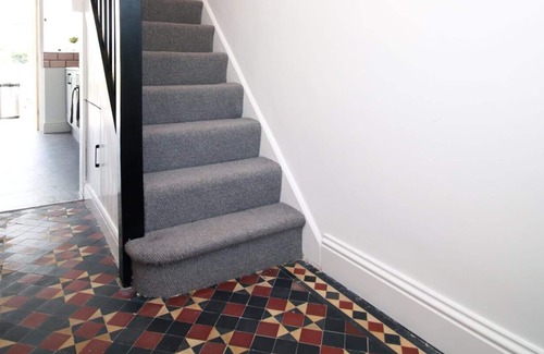 Cathays House | Maindy House - Entire House short walk to Cardiff City Centre + parking
