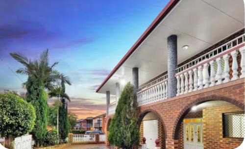 Sunnybank House | Mains Rd 带厨房卫浴泳池附属公寓M4