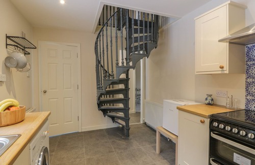 Auchengray Cottage | MAISIE'S COTTAGE, romantic, with a garden in Dunblane