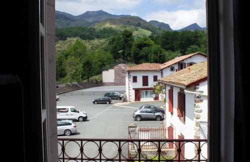 Saint-Etienne-de-Baigorry House | Maison de Maître 500m2,renovated, sleeps 22, center of St Etienne de Baïgorry