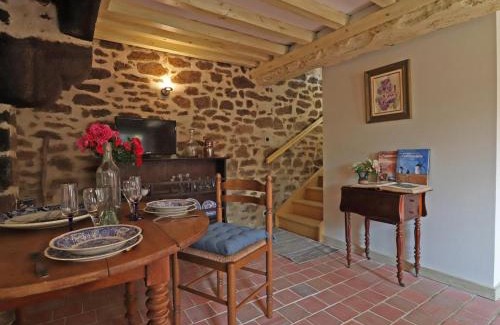 La Carneille House | Maison 15e s. avec jardin et WiFi à La Carneille - FR-1-497-135