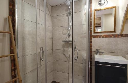 La Carneille House | Maison 15e s. avec jardin et WiFi à La Carneille - FR-1-497-135