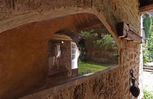 La Carneille House | Maison 15e s. avec jardin et WiFi à La Carneille - FR-1-497-135