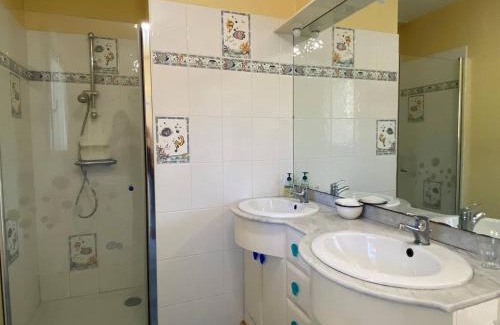 Pleumeur-Bodou House | Maison 3* face à la mer avec WiFi, à 200m du littoral, terrasse, parking, et tout confort à Pleumeur-Bodou - FR-1-368-366