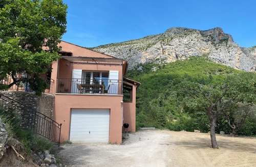 Moustiers-Sainte-Marie House | Maison à moustiers with view of Lac de Sainte-Croix