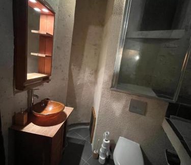 Neuvy-le-Roi House | Maison atypique dans une tour