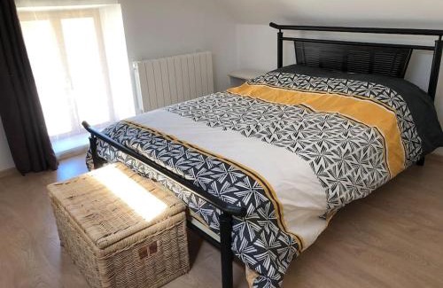 Jouy-le-Potier Ski Chalet | Maison au milieu des bois et des animaux