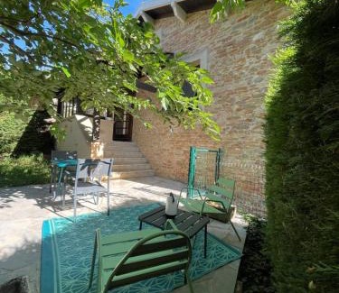 Solutre-Pouilly House | Maison au pied de la Roche