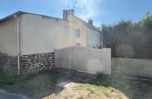 Roz-Landrieux House | Maison avec jardin clos