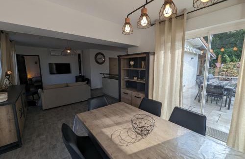 Curel House | Maison avec piscine intérieure, terrasse et Wi-Fi gratuit à Curel - FR-1-611-92