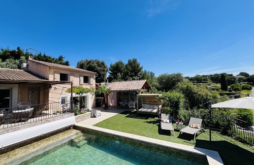 Eyragues Villa | Maison Beally - Charming holiday home with private pool for 8 persons in Eyragues.