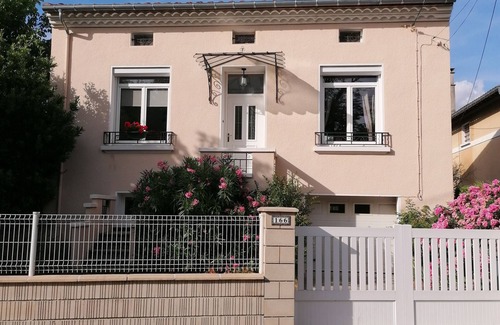 Castres House | Maison Calme et Tranquille Avec Terrasse, Jacuzzi et Climatisation aux Chambres