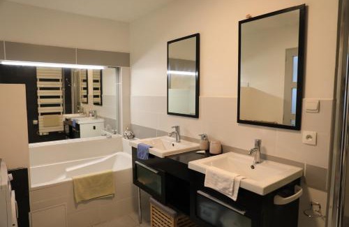 Arques-la-Bataille House | Maison charmante à Arques-la-Bataille avec terrasse et cheminée.