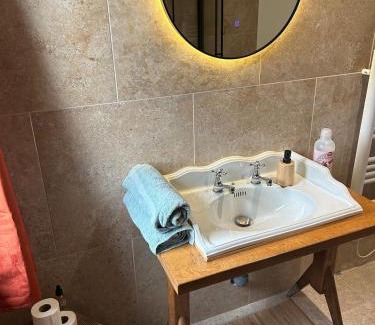 Bonneville-la-Louvet House | maison clôturée au pied des ânes avec jacuzzi