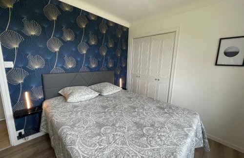 Nieul-le-Dolent House | Maison contemporaine rénovée avec étang privé et terrasse, proche plage - 3 chambres, wifi inclus - FR-1-426-517