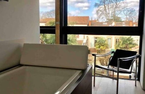 Matabiau House | Maison Contemporaine Plein Centre de Toulouse Avec Piscine, Jardin & Jacuzzi