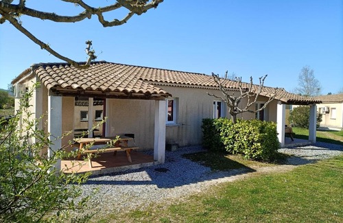 Grospierres House | Maison de 2 chambres avec piscine partagee jardin amenage et wifi a Grospierres