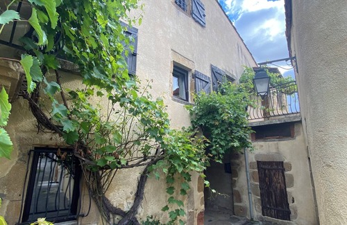 Authezat House | Maison de Bourg au Calme Terrasse Donnant sur un Petit Jardin