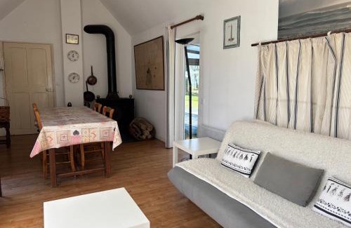 Commes House | Maison de campagne lumineuse spacieuse dans impasse au calme a proximité d'un chateau deux vérandas grand jardin cabane pour vélos, pres Port en Bessin et Bayeux, proche plages du débarquement