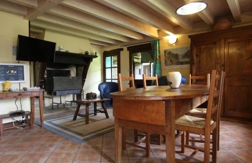 Villeneuve-dʼAllier House | Maison de caractère avec terrasse à 300m de l'Allier, idéale pour pêche, détente et activités familiales - FR-1-582-208