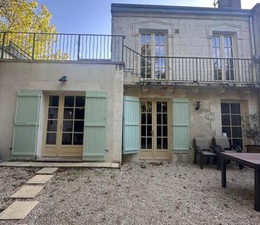 Auxerre Villa | Maison de charme Centre-Ville - WIFI Netflix - Terrasse - 2 cours extérieures