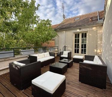 Auxerre Villa | Maison de charme Centre-Ville - WIFI Netflix - Terrasse - 2 cours extérieures