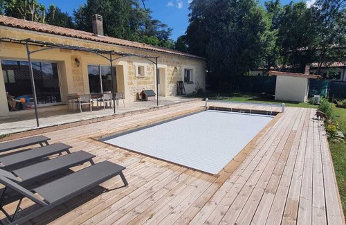 Quinsac House | Maison de Charme Piscine 4 Chambres au Centre du Bourg