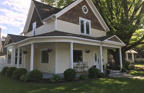 Garden District House | Maison De Fleur - Large, Fully Remodeled Victorian Home Steps from Sherman Ave.