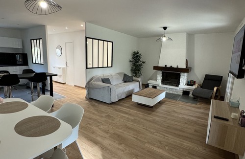 Bazoches-sur-le-Betz House | Maison de Campagne Dans un Domaine Privé