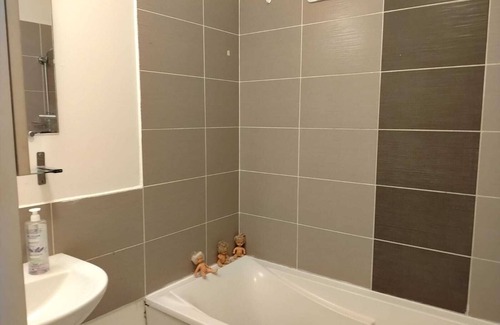 Saint-Denis-les-Bourg Apartment | MAISON DE L'EXCELLENCE 3 BEDROOMS