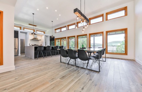 Saint Come Ski Chalet | Maison de luxe spacieuse au bord du Lac Clair, avec grande terrasse et plage.