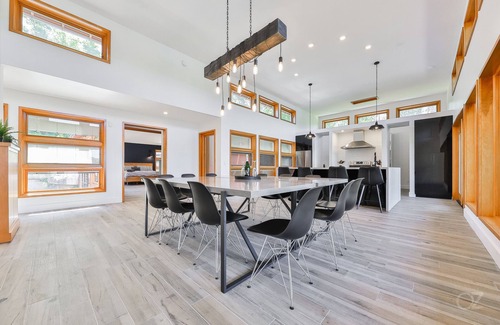 Saint Come Ski Chalet | Maison de luxe spacieuse au bord du Lac Clair, avec grande terrasse et plage.