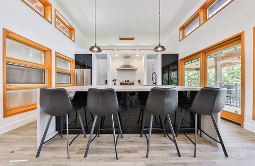 Saint Come Ski Chalet | Maison de luxe spacieuse au bord du Lac Clair, avec grande terrasse et plage.