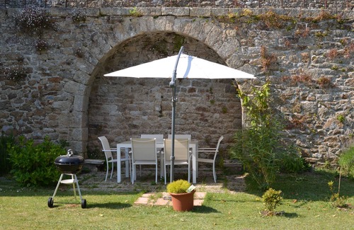 Tredaniel House | MAISON DE MAITRE, GUARANTEED CHARM & CHARACTER IN THE HEART OF MEDIEVAL TOWN