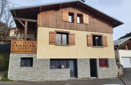 La Plagne-Tarentaise Apartment | Maison de moyenne montagne baignée par le soleil